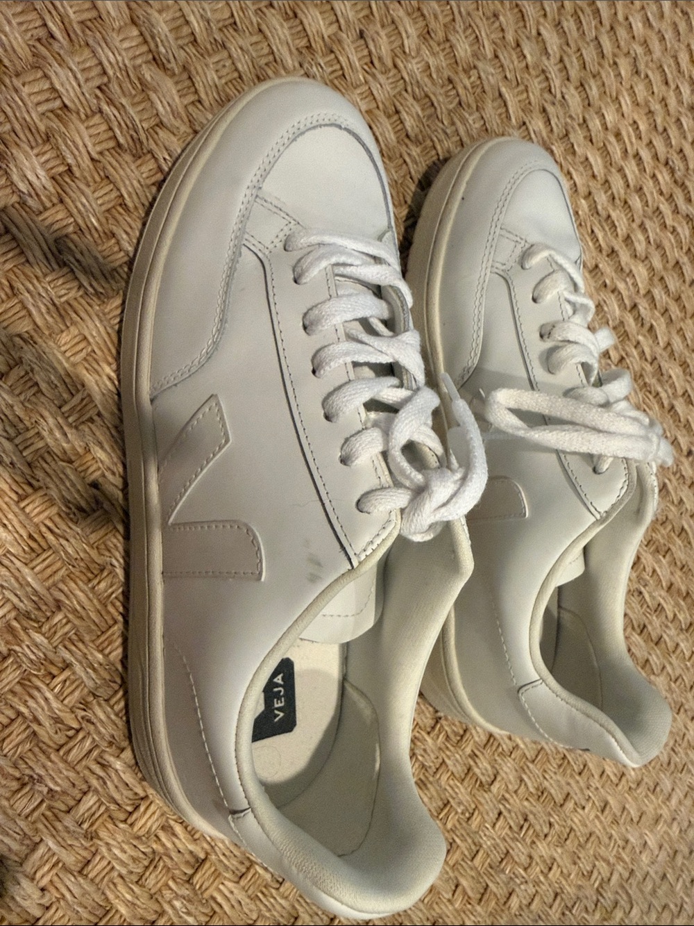 White Veja V-12 size 40 / US men’s 7